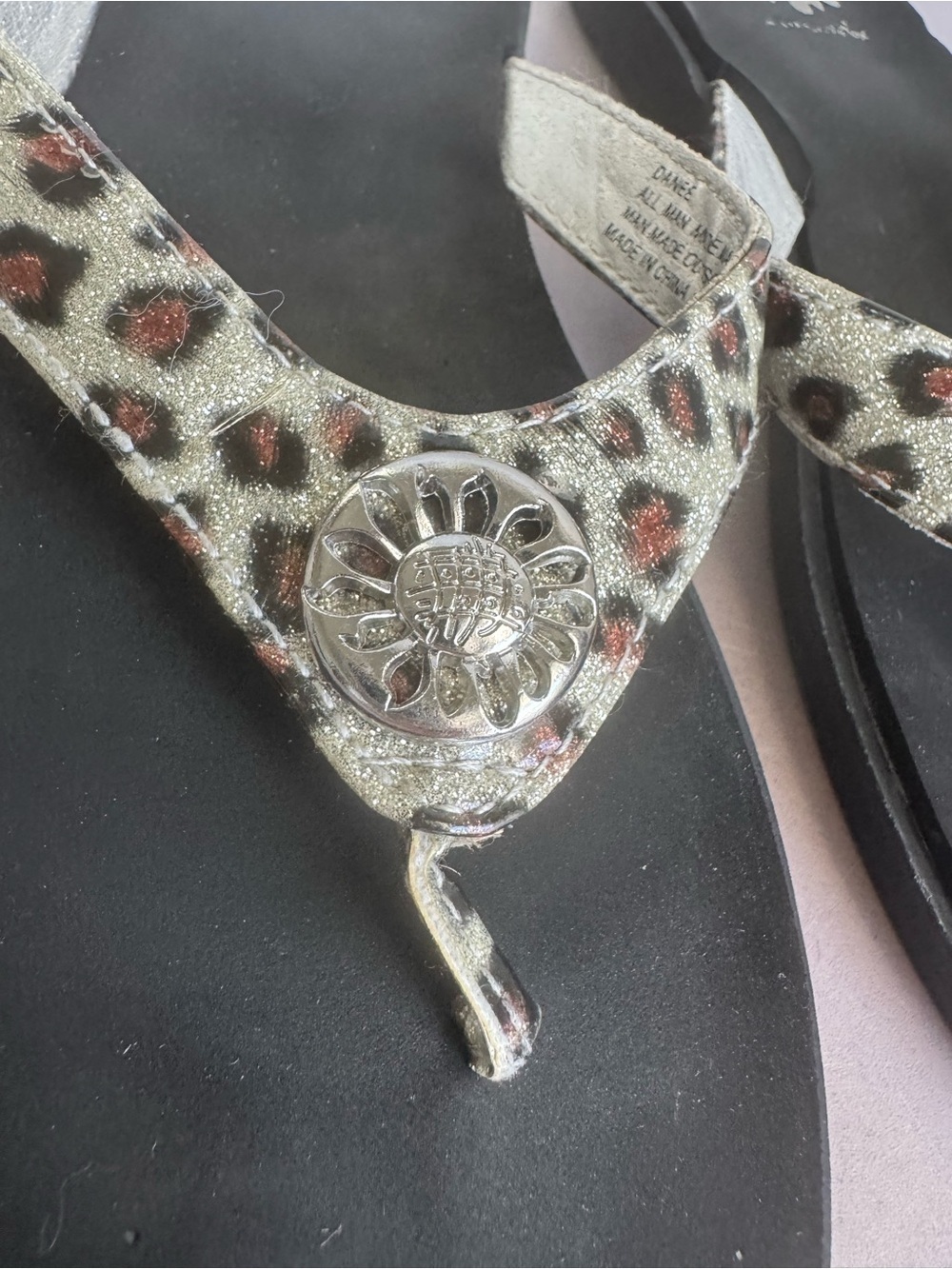 Women's Leopard Print Metallic Thong Sandals - Black - Picture 3 of 8